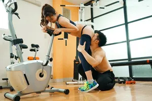 Xin ông chồng đi tập gym, vợ yêu địt nhau với anh pt