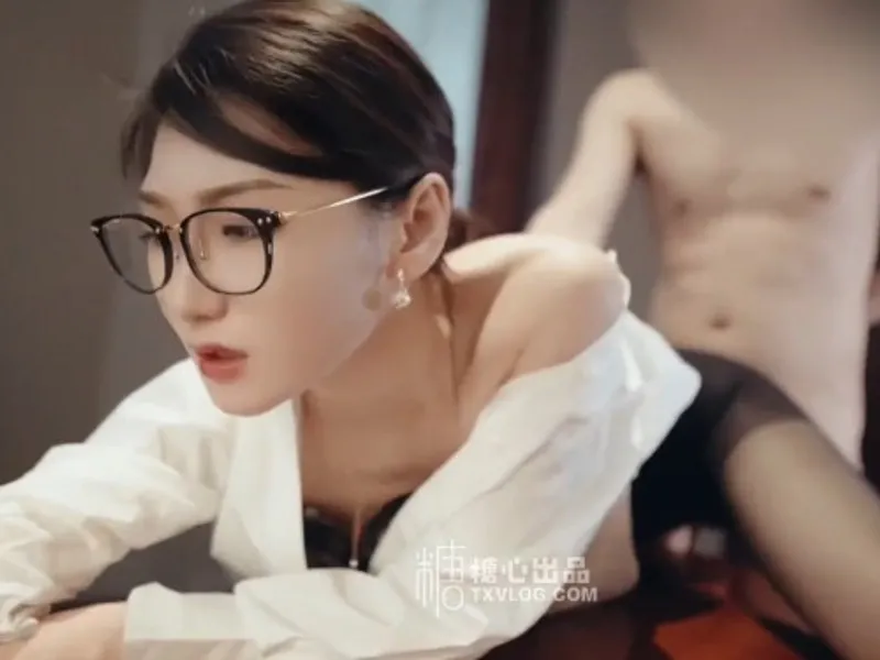 Vào phòng riêng được sếp nữ dâm dục bú cục thịt cho