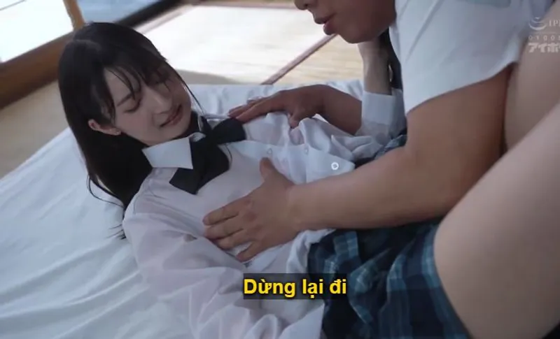 Bố dượng không còn kiềm được trước tí tẹo trong bộ đồng phục bị ướt mưa