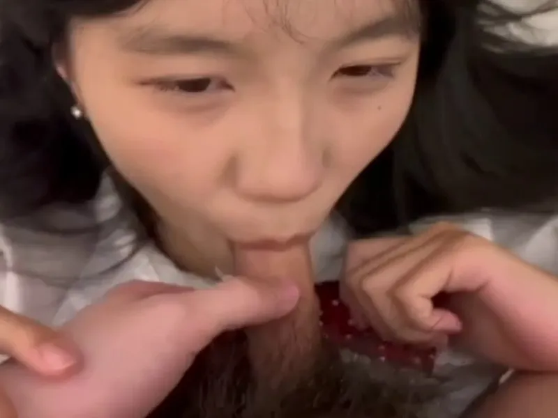 Em loli dễ thương mút cây hàng biến em thành con em đĩ dam dang p2